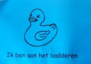 Kaart die aangeeft dat uw kind even niet op de camera is te zien, omdat het in bad wordt gedaan