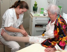 verpleegkundige afdeling orthopedie zwachtelt been van een patient